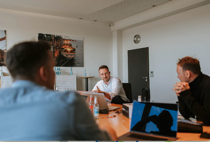 Olaf und Roland im Gespräch am Konferenztisch